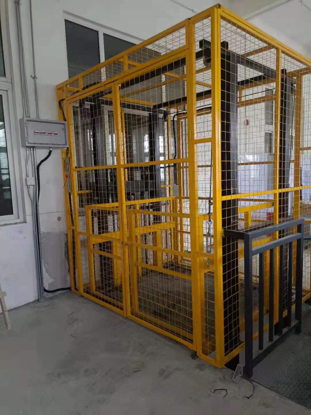 Risenmega heavy-duty electric guide rail cargo lift for 3 to 15 meter warehouse freight transport