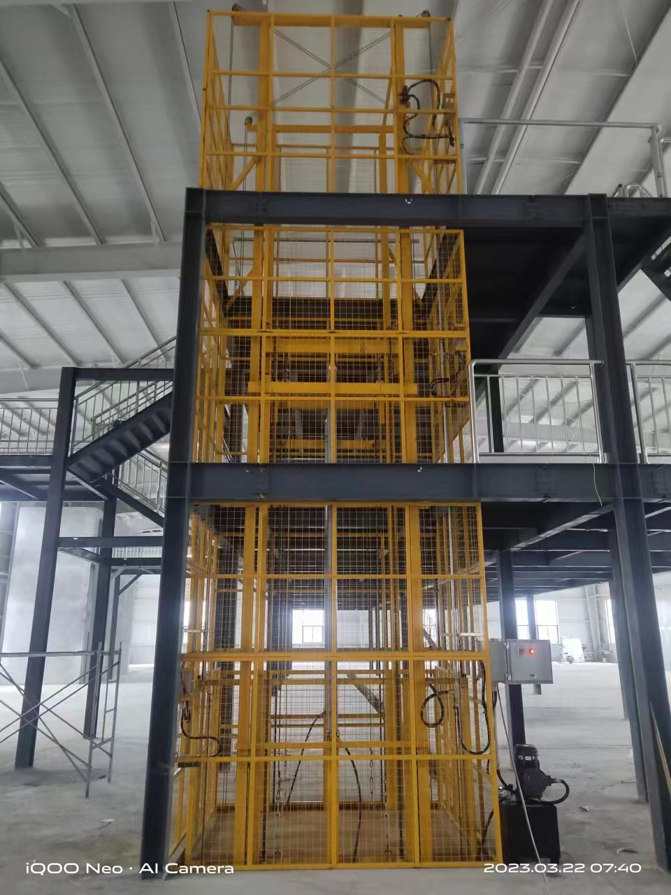 Risenmega heavy-duty electric guide rail cargo lift for 3 to 15 meter warehouse freight transport
