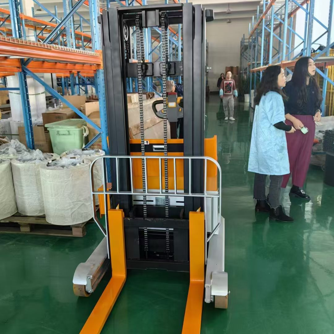 Apilador regular de 2 toneladas con inclinación hacia adelante y desplazamiento hacia atrás, conductor de pie