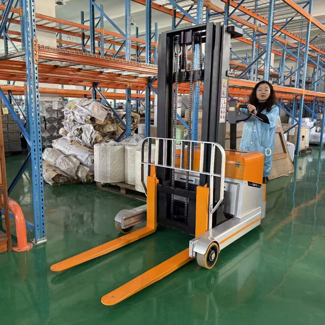 Apilador regular de 2 toneladas con inclinación hacia adelante y desplazamiento hacia atrás, conductor de pie