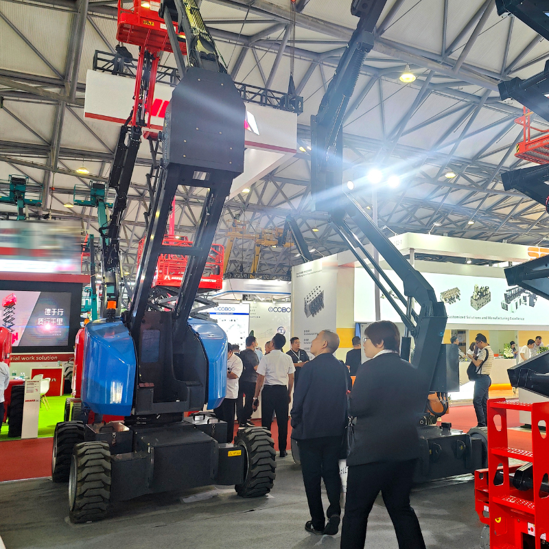 Risenmega team meeting manufacturers in person at a China machinery trade exhibition