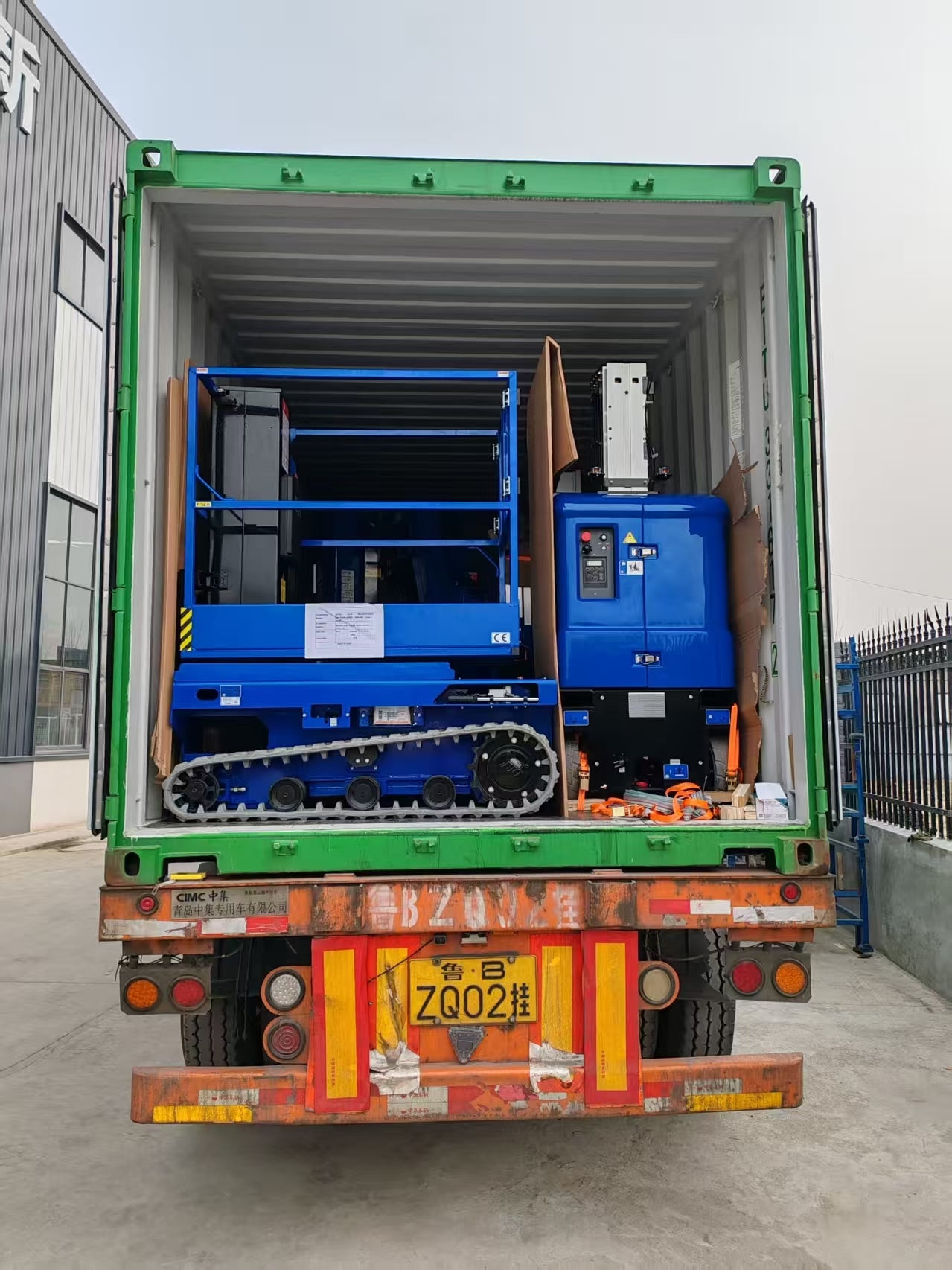 Risenmega construction dealer container package — scissor lifts, mini excavator and spider crane consolidated in one 40HQ shipment